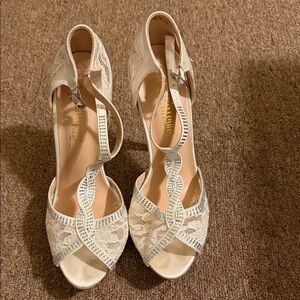 Women’s 8.5 Dream Pairs Lace Heels